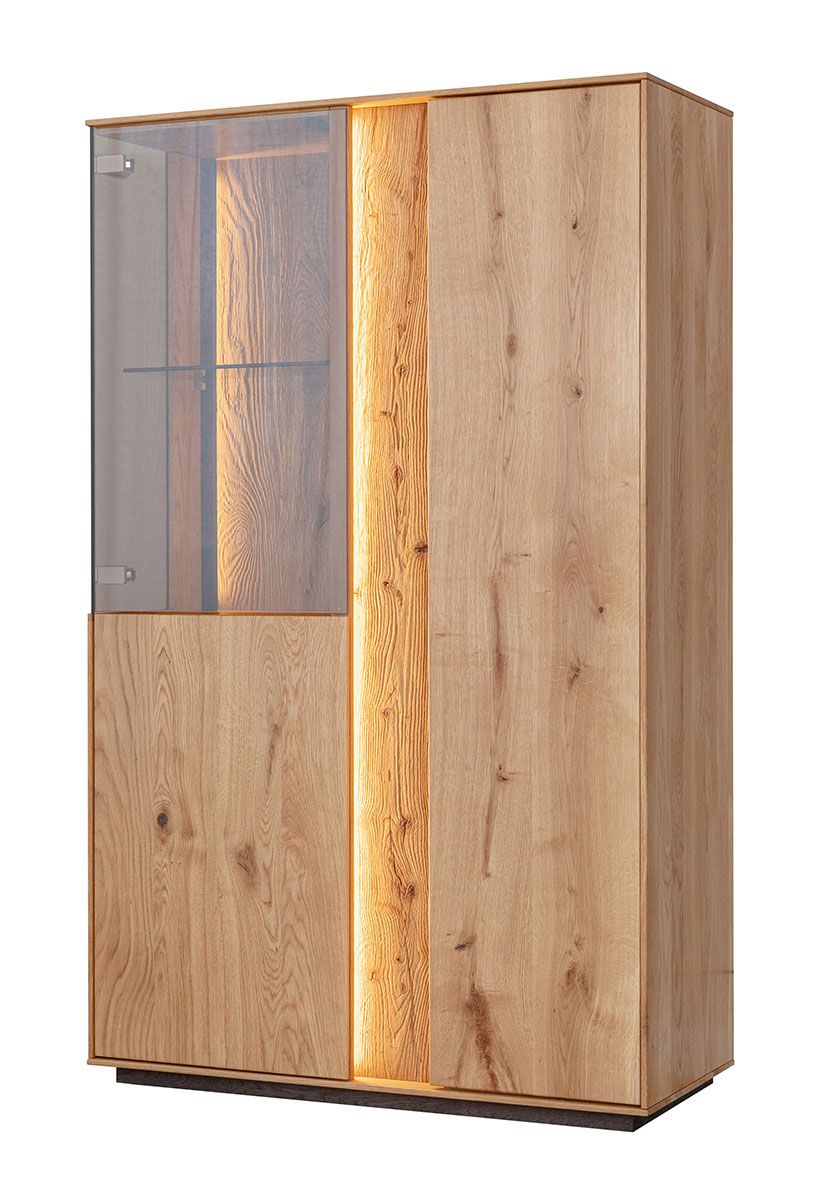 Vitrine Sienne 11 aus Massivholz Wildeiche, 140 x 85 x 37 cm, Holz geölt und gebürstet, 3 Türen, 6 Böden, 8 Fächer, push-to-open, inkl. LED-Beleuchtung